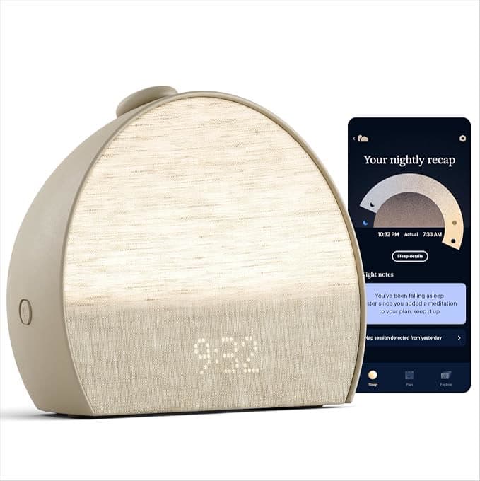 Relógio despertador Hatch bege ao lado do app de acompanhamento de sono